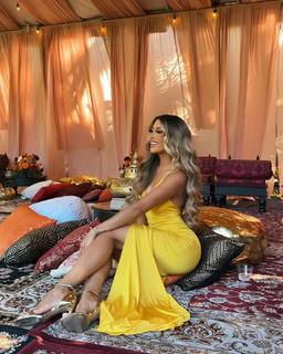 Liane Valenzuela feet photo thumbnail