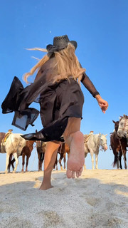 Liane Valenzuela feet photo thumbnail