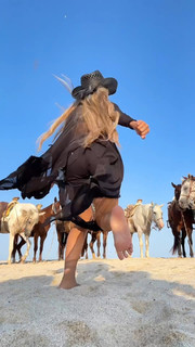 Liane Valenzuela feet photo thumbnail