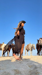 Liane Valenzuela feet photo thumbnail