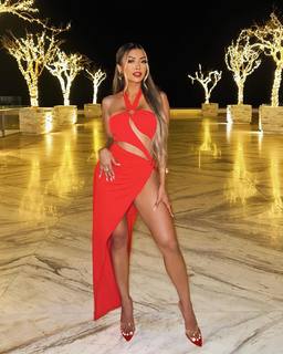 Liane Valenzuela feet photo thumbnail