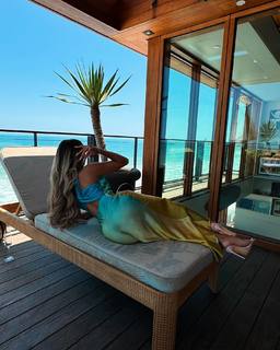 Liane Valenzuela feet photo thumbnail