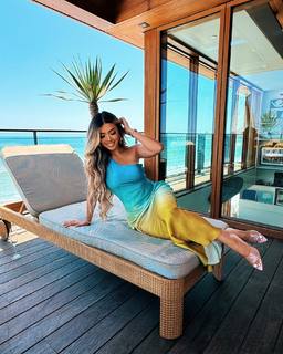 Liane Valenzuela feet photo thumbnail