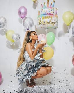 Liane Valenzuela feet photo thumbnail