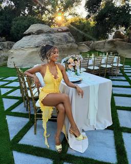 Liane Valenzuela feet photo thumbnail