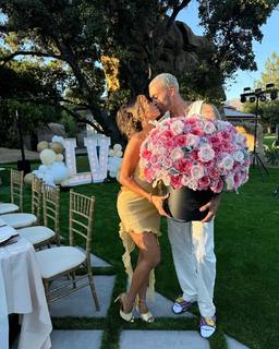 Liane Valenzuela feet photo thumbnail