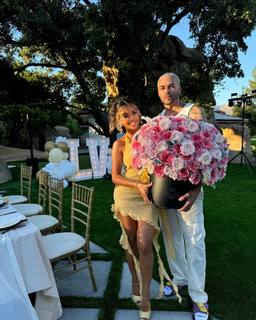 Liane Valenzuela feet photo thumbnail