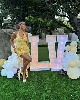 Liane Valenzuela feet photo thumbnail