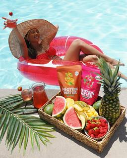 Liane Valenzuela feet photo thumbnail