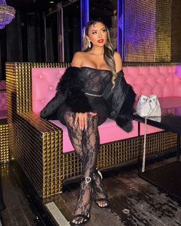 Liane Valenzuela feet photo thumbnail