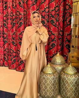 Liane Valenzuela feet photo thumbnail