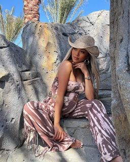 Liane Valenzuela feet photo thumbnail