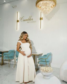 Liane Valenzuela feet photo thumbnail