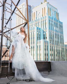 Liane Valenzuela feet photo thumbnail