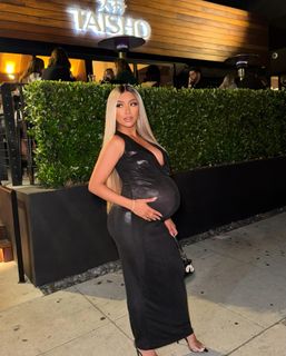 Liane Valenzuela feet photo thumbnail