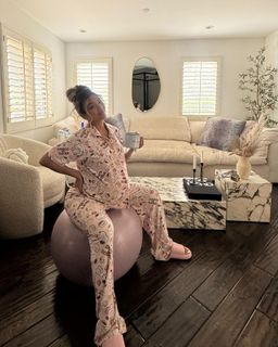 Liane Valenzuela feet photo thumbnail