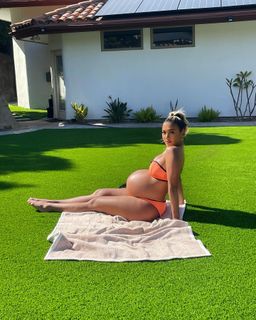 Liane Valenzuela feet photo thumbnail