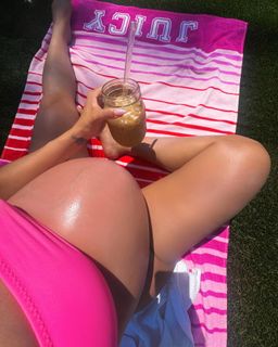 Liane Valenzuela feet photo thumbnail