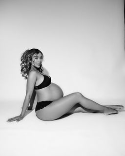 Liane Valenzuela feet photo thumbnail