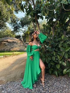 Liane Valenzuela feet photo thumbnail