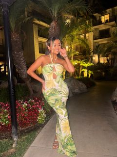 Liane Valenzuela feet photo thumbnail