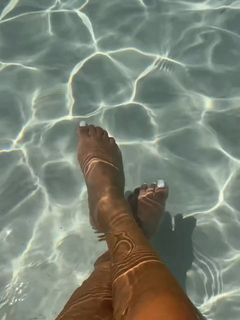 Liane Valenzuela feet photo thumbnail