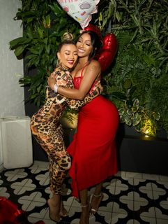 Liane Valenzuela feet photo thumbnail