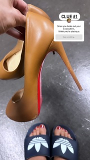 Liberte Chan feet photo thumbnail