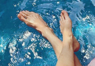 Lights feet photo thumbnail