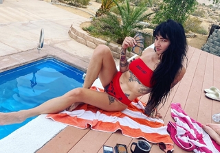 Lights feet photo thumbnail