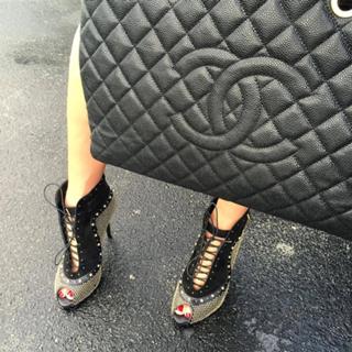 Lili Estefan feet photo thumbnail