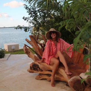 Lili Estefan feet photo thumbnail