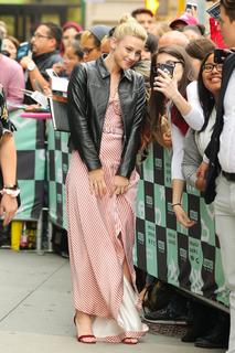 Lili Reinhart feet photo thumbnail