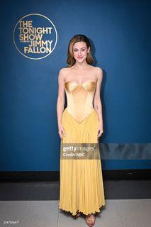 Lili Reinhart feet photo thumbnail