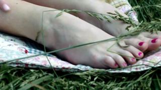 Lili Simmons feet photo thumbnail