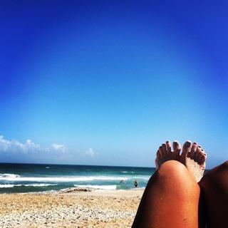 Lili Simmons feet photo thumbnail