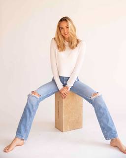 Lilly Krug feet photo thumbnail