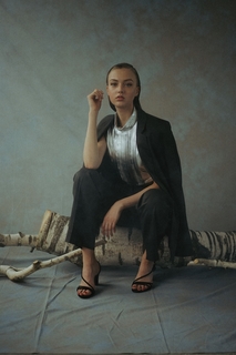 Lilly Krug feet photo thumbnail