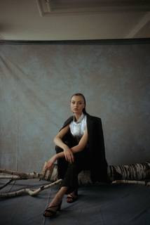 Lilly Krug feet photo thumbnail