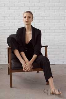 Lilly Krug feet photo thumbnail