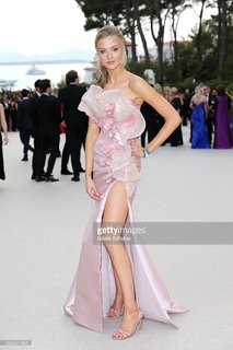 Lilly Krug feet photo thumbnail
