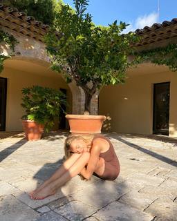 Lilly Krug feet photo thumbnail