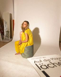 Lilly Krug feet photo thumbnail