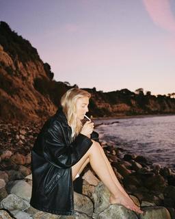 Lilly Krug feet photo thumbnail