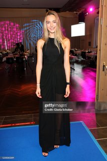 Lilly Krug feet photo thumbnail
