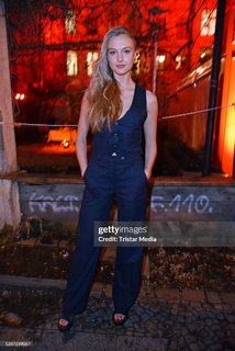 Lilly Krug feet photo thumbnail