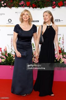 Lilly Krug feet photo thumbnail