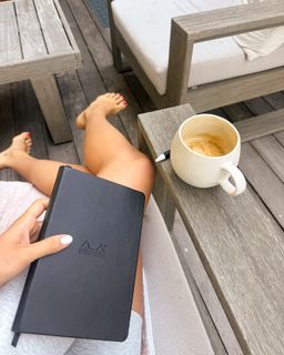 Lilly Krug feet photo thumbnail