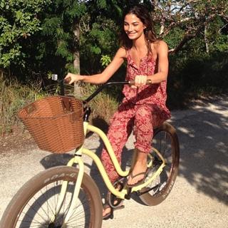Lily Aldridge feet photo thumbnail