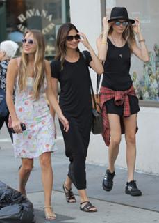 Lily Aldridge feet photo thumbnail